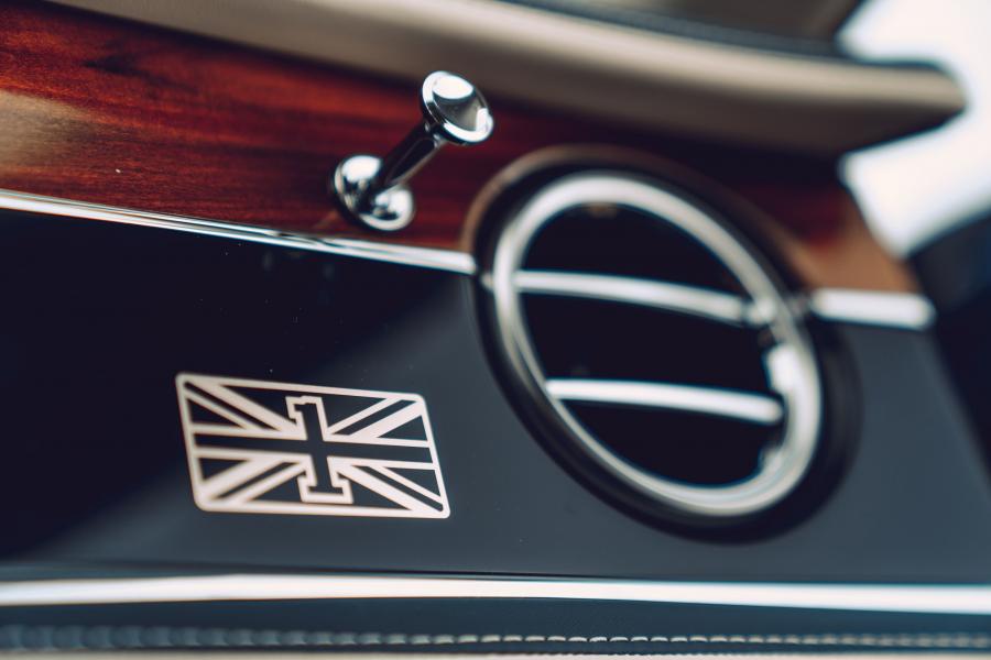 Детали интерьера Bentley Flying Spur First Edition 2019 года  (WW) (фото 7 из 16)